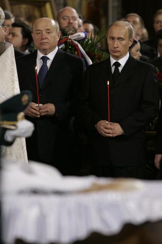 Funerary fact pats Yeltsin of the president before Russia